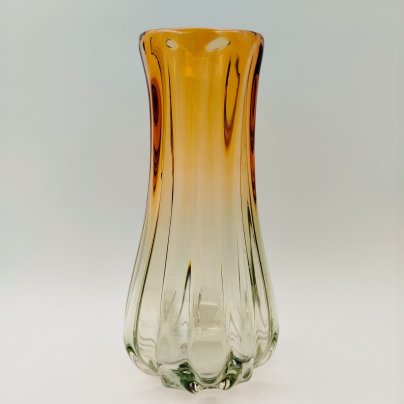 Ваза медового оттенка с зеленоватым подтоном, стекло, гутная техника, Ленинградский завод художественного стекла (ЛЗХС), СССР, 1970-1980 гг.