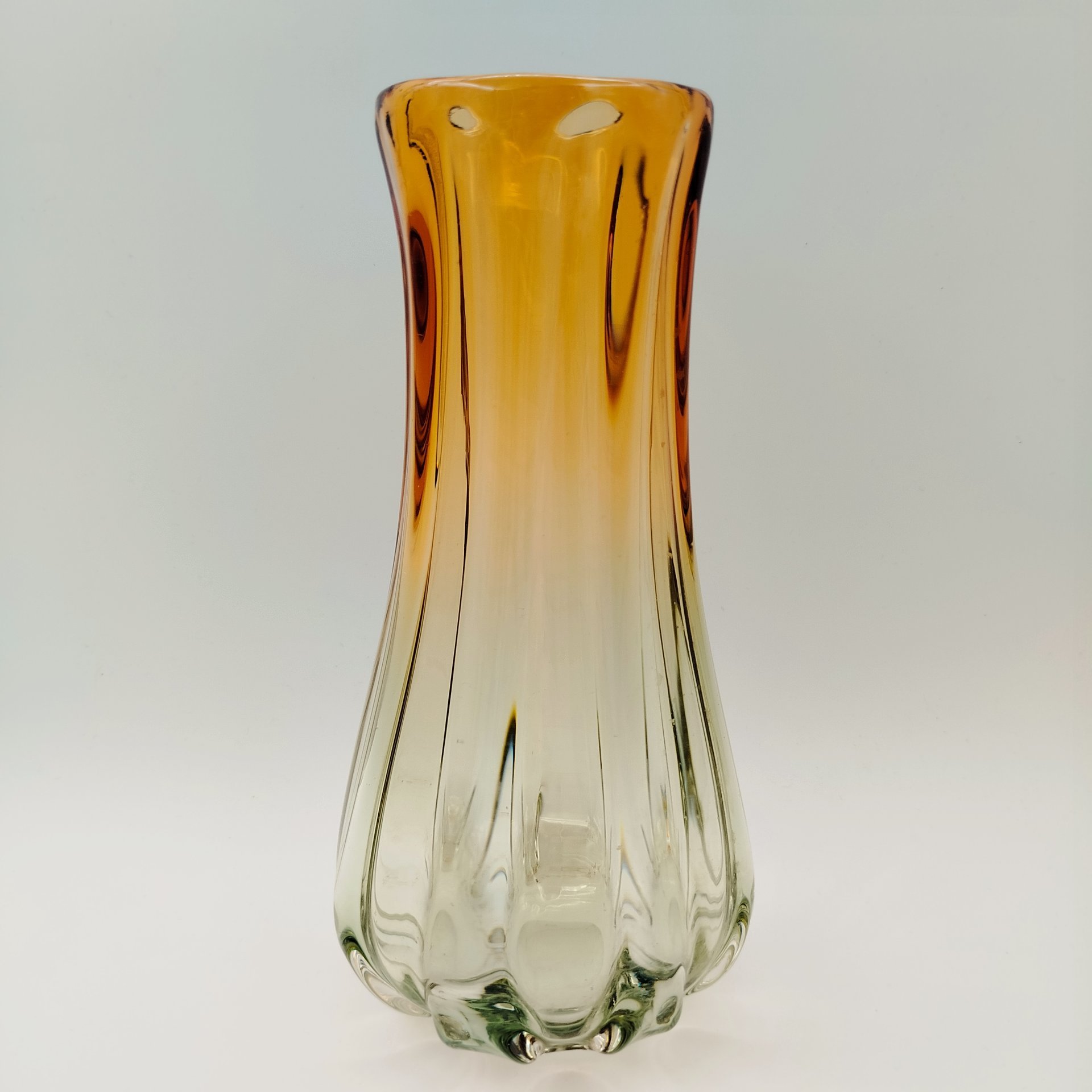 Ваза медового оттенка с зеленоватым подтоном, стекло, гутная техника, Ленинградский завод художественного стекла (ЛЗХС), СССР, 1970-1980 гг.