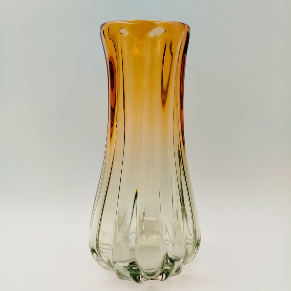 Ваза медового оттенка с зеленоватым подтоном, стекло, гутная техника, Ленинградский завод художественного стекла (ЛЗХС), СССР, 1970-1980 гг.