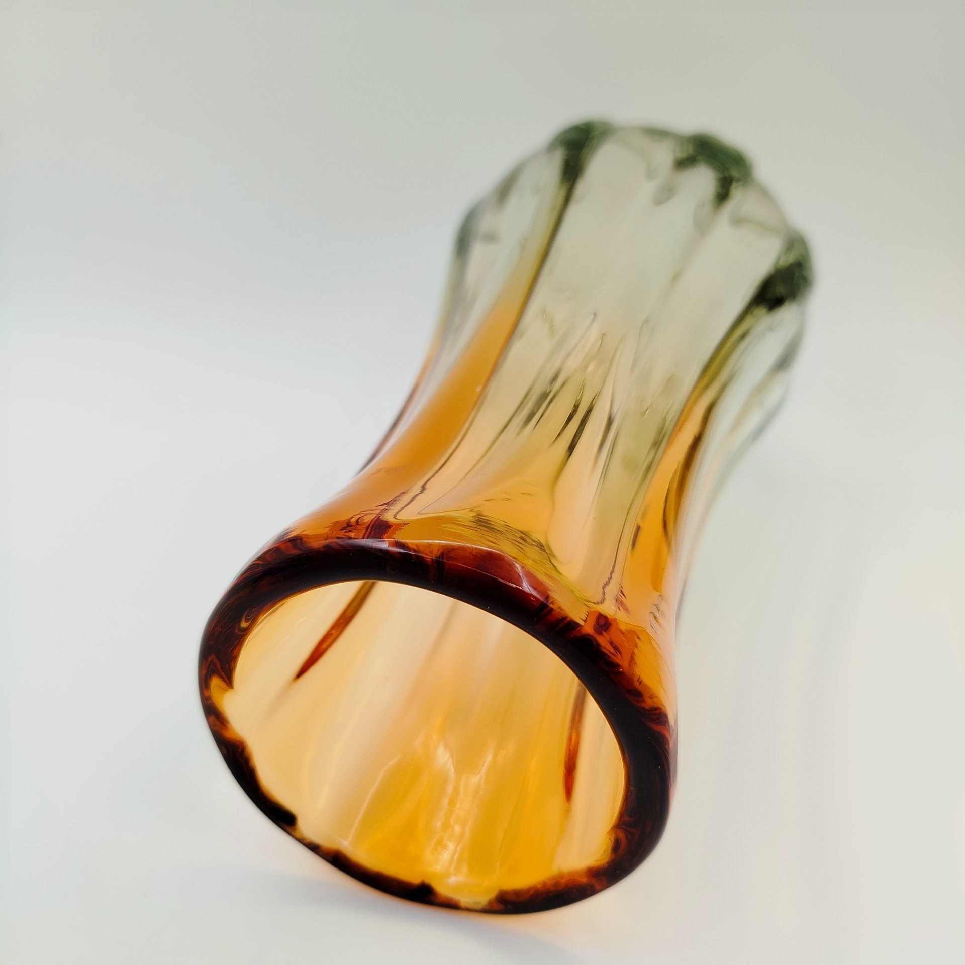 Ваза медового оттенка с зеленоватым подтоном, стекло, гутная техника, Ленинградский завод художественного стекла (ЛЗХС), СССР, 1970-1980 гг.