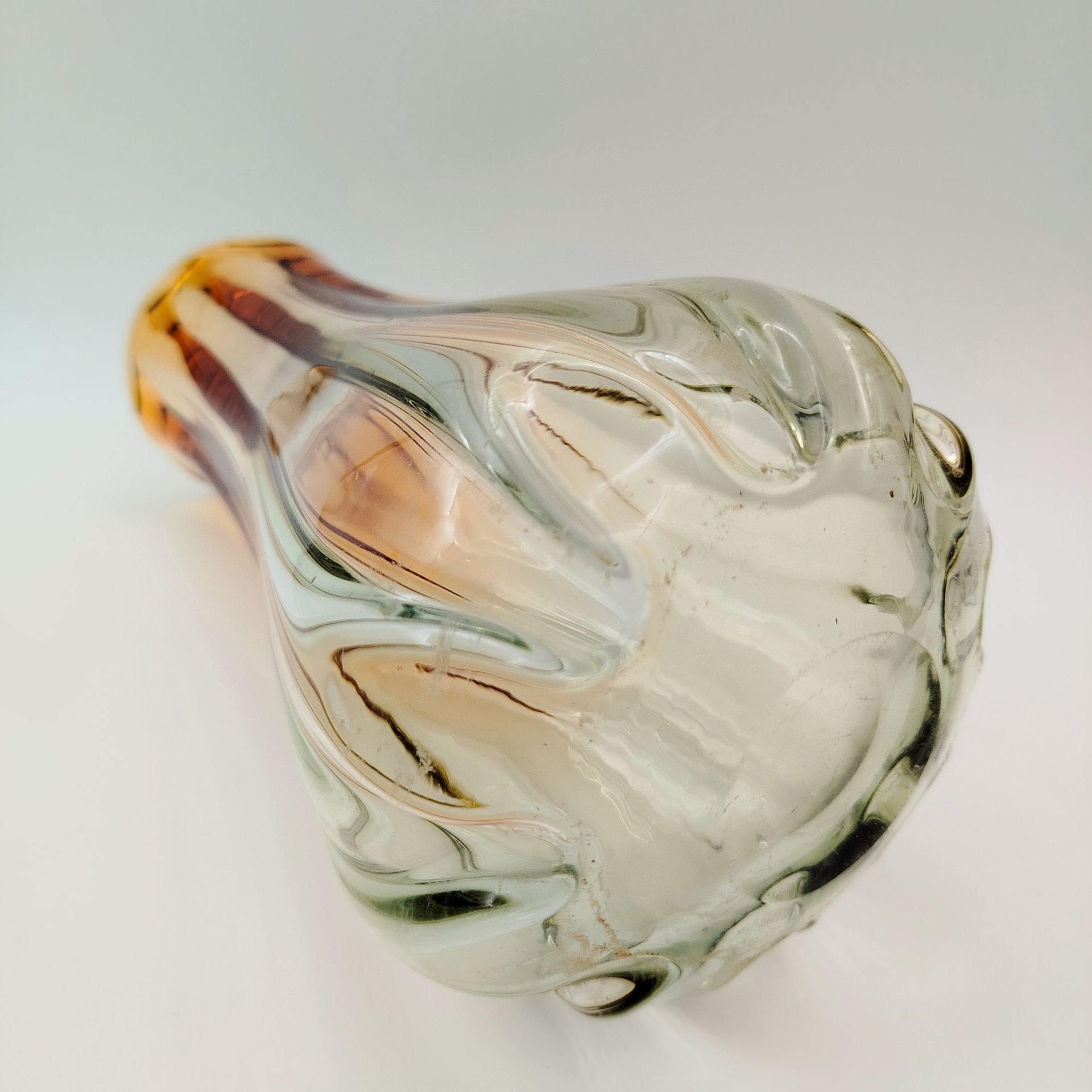 Ваза медового оттенка с зеленоватым подтоном, стекло, гутная техника, Ленинградский завод художественного стекла (ЛЗХС), СССР, 1970-1980 гг.