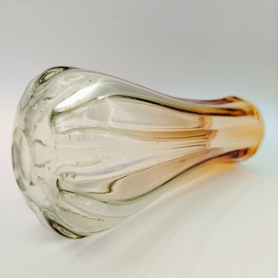 Ваза медового оттенка с зеленоватым подтоном