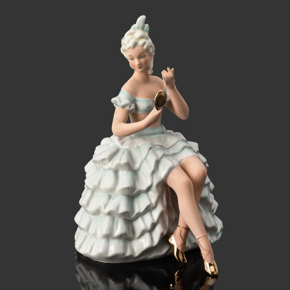 Статуэтка "Балерина, завязывающая пуанты"