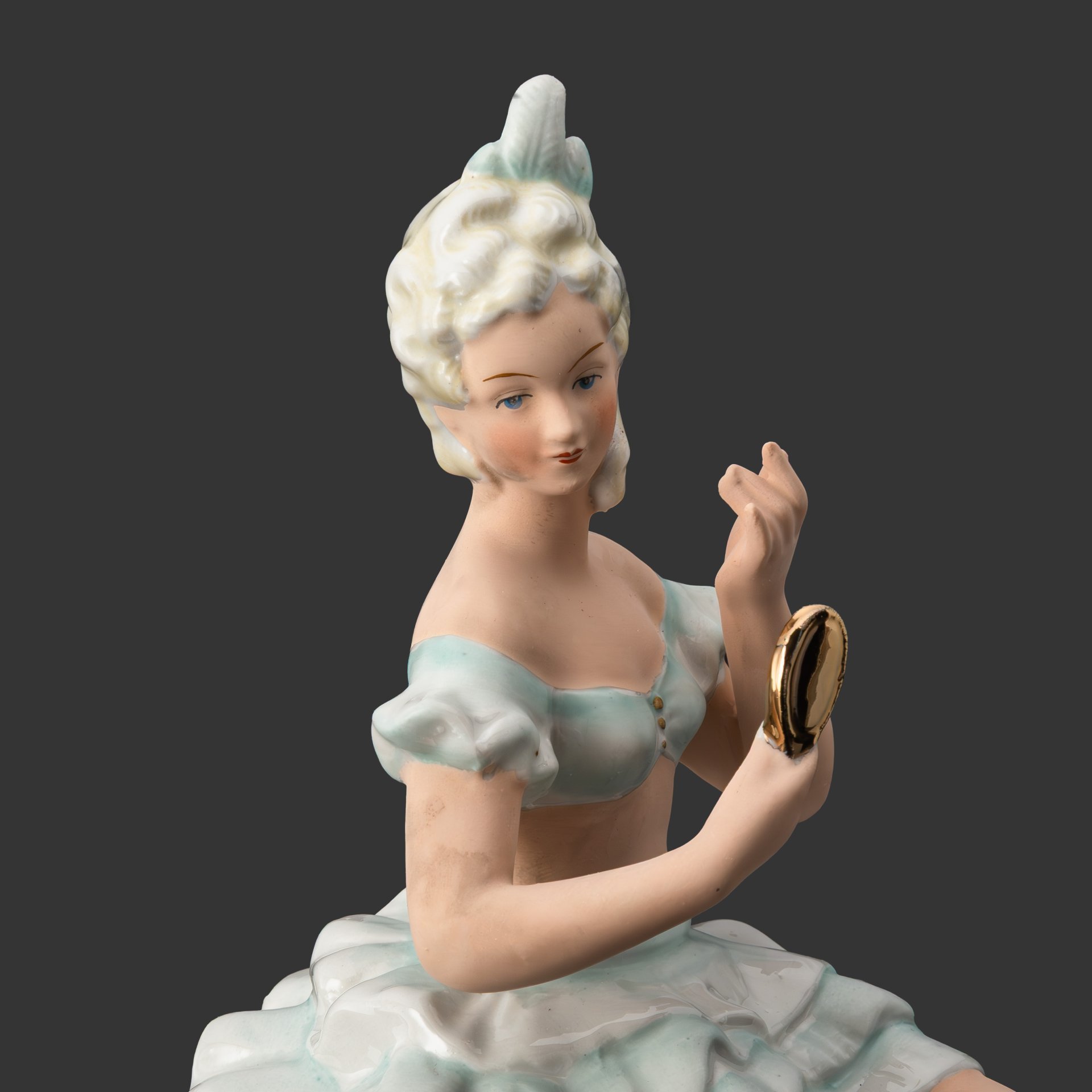 Статуэтка "Балерина, завязывающая пуанты"