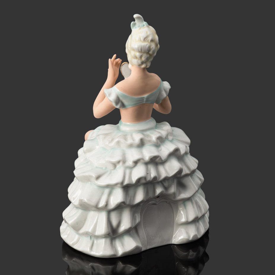 Статуэтка "Балерина, завязывающая пуанты"