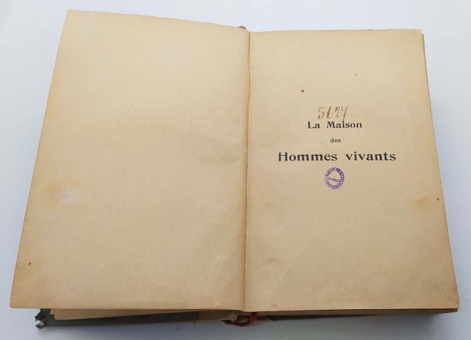 Книга "La maison des hommes vivants" ("Дом людей живых"), автор Claude Farrère (Клод Фаррер)
