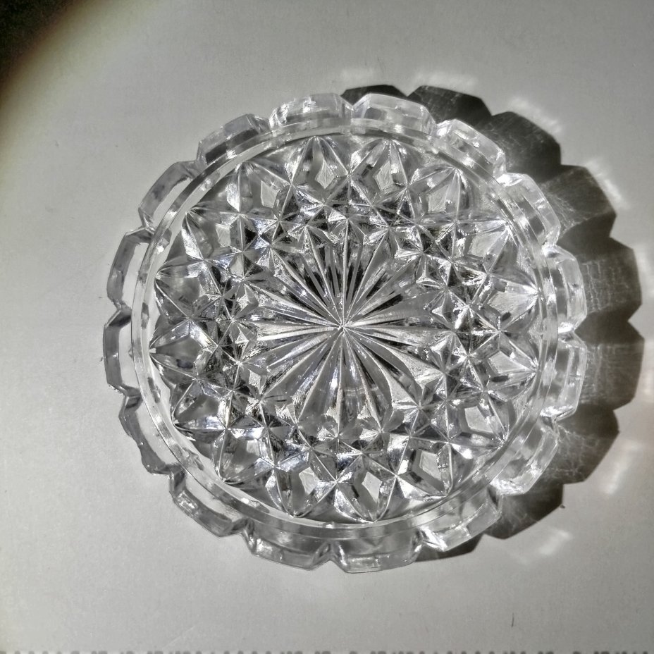 Шкатулка с резным декором