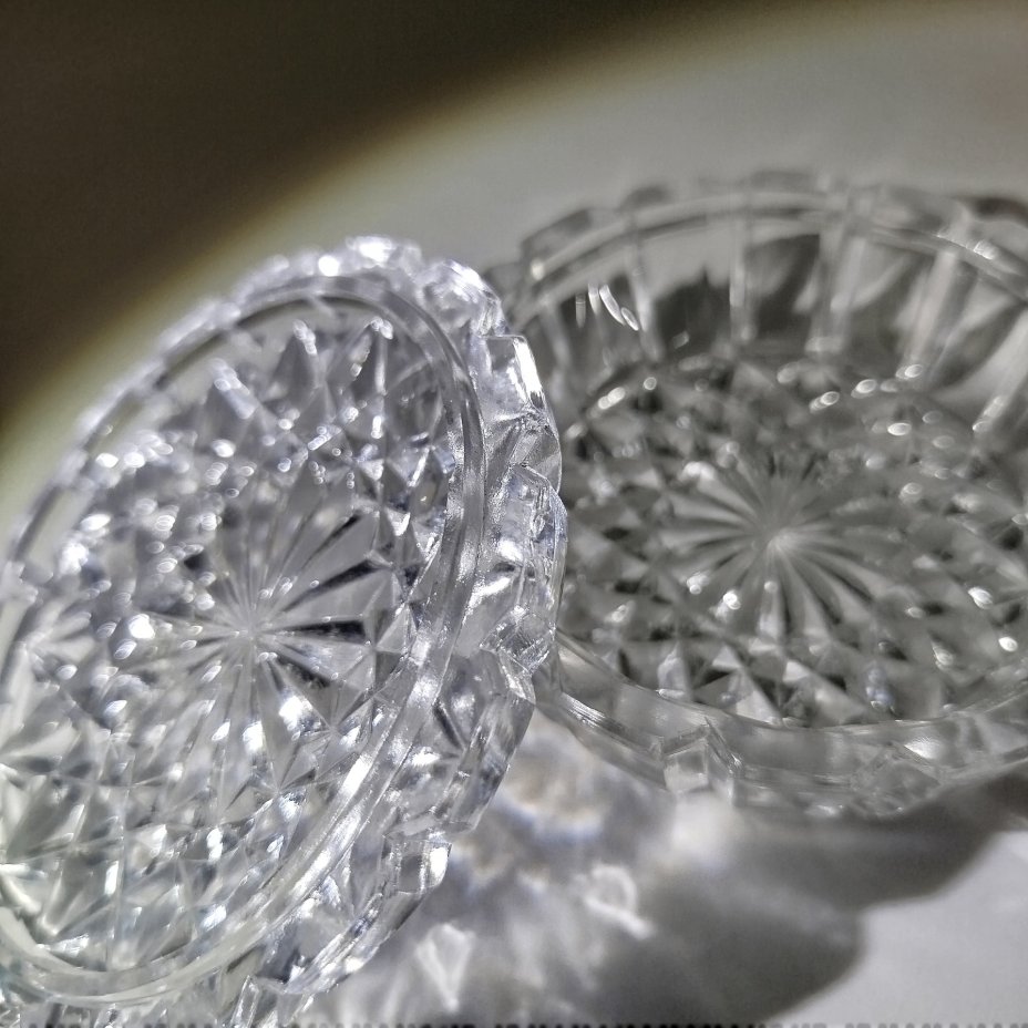 Шкатулка с резным декором