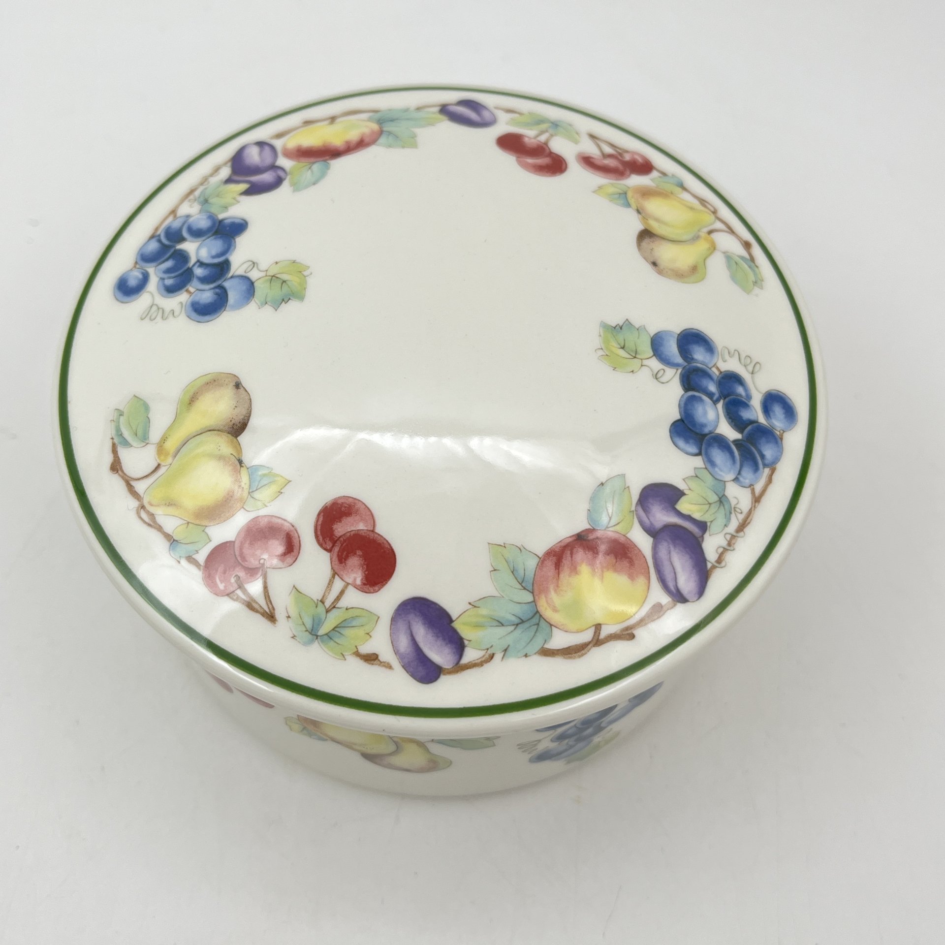 Шкатулка круглой формы "Ягоды и фрукты", серия "Melina", фарфор, деколь, Villeroy & Boch, ФРГ, 1970-1980 гг.