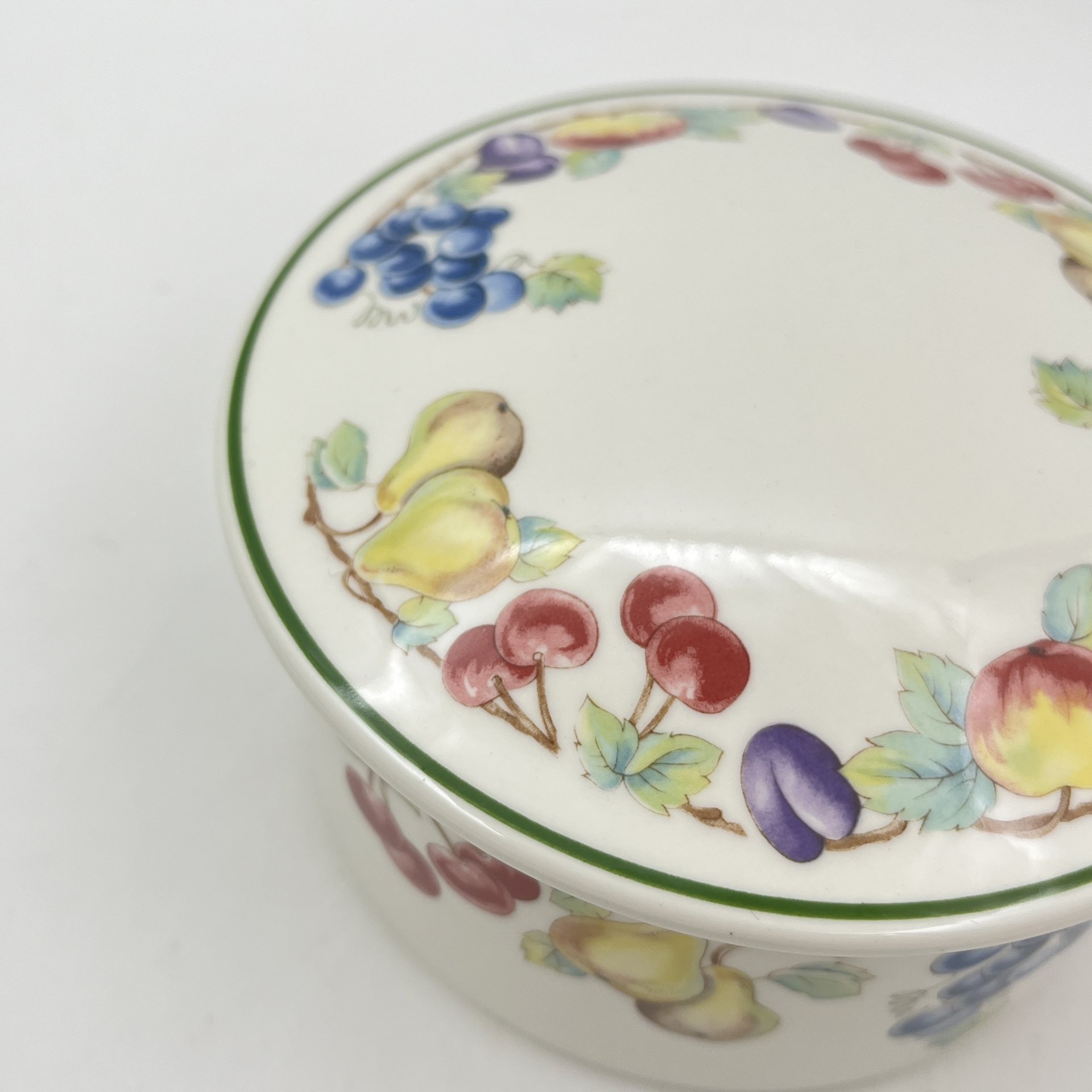Шкатулка круглой формы "Ягоды и фрукты", серия "Melina", фарфор, деколь, Villeroy & Boch, ФРГ, 1970-1980 гг.