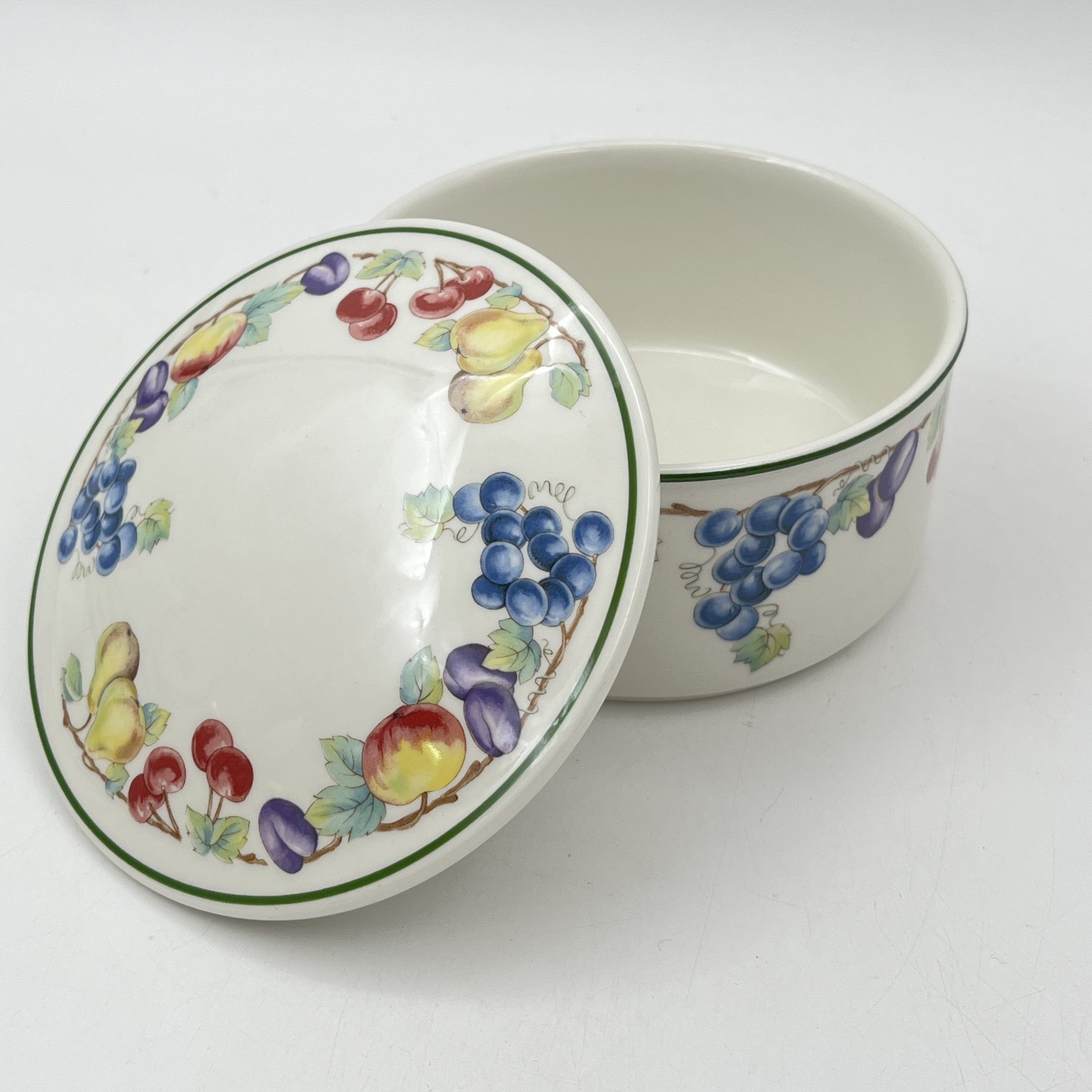 Шкатулка круглой формы "Ягоды и фрукты", серия "Melina", фарфор, деколь, Villeroy & Boch, ФРГ, 1970-1980 гг.