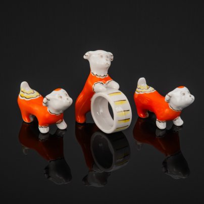 Набор для завтрака "Выступление цирковых собак" (Кольцо для салфеток, две подставки под столовые приборы), автор модели Т.И. Воскресенская, фарфор, роспись, Дулевский фарфоровый завод (Дулёво), СССР, 1960-1970 гг.