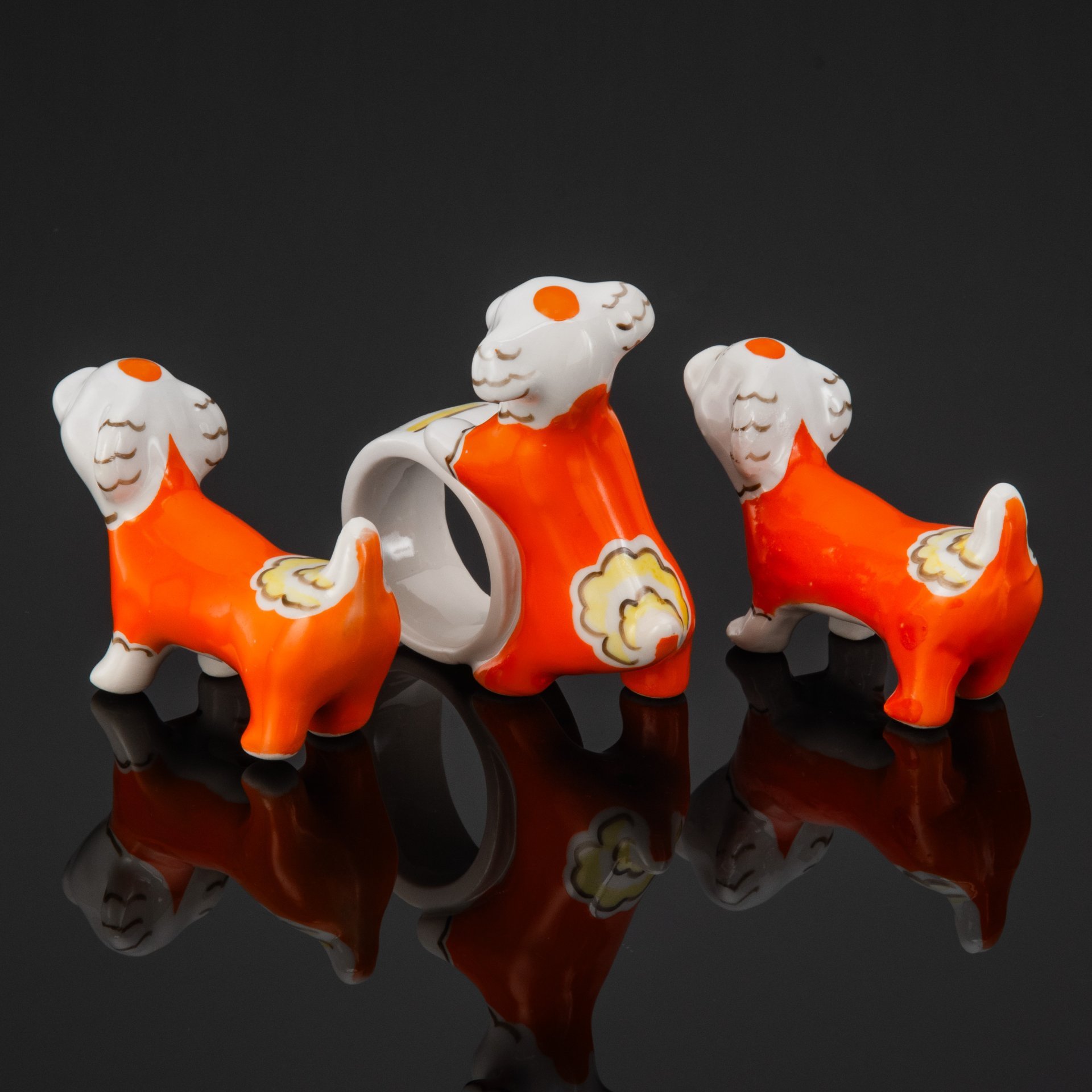 Набор для завтрака "Выступление цирковых собак" (Кольцо для салфеток, две подставки под столовые приборы), автор модели Т.И. Воскресенская, фарфор, роспись, Дулевский фарфоровый завод (Дулёво), СССР, 1960-1970 гг.