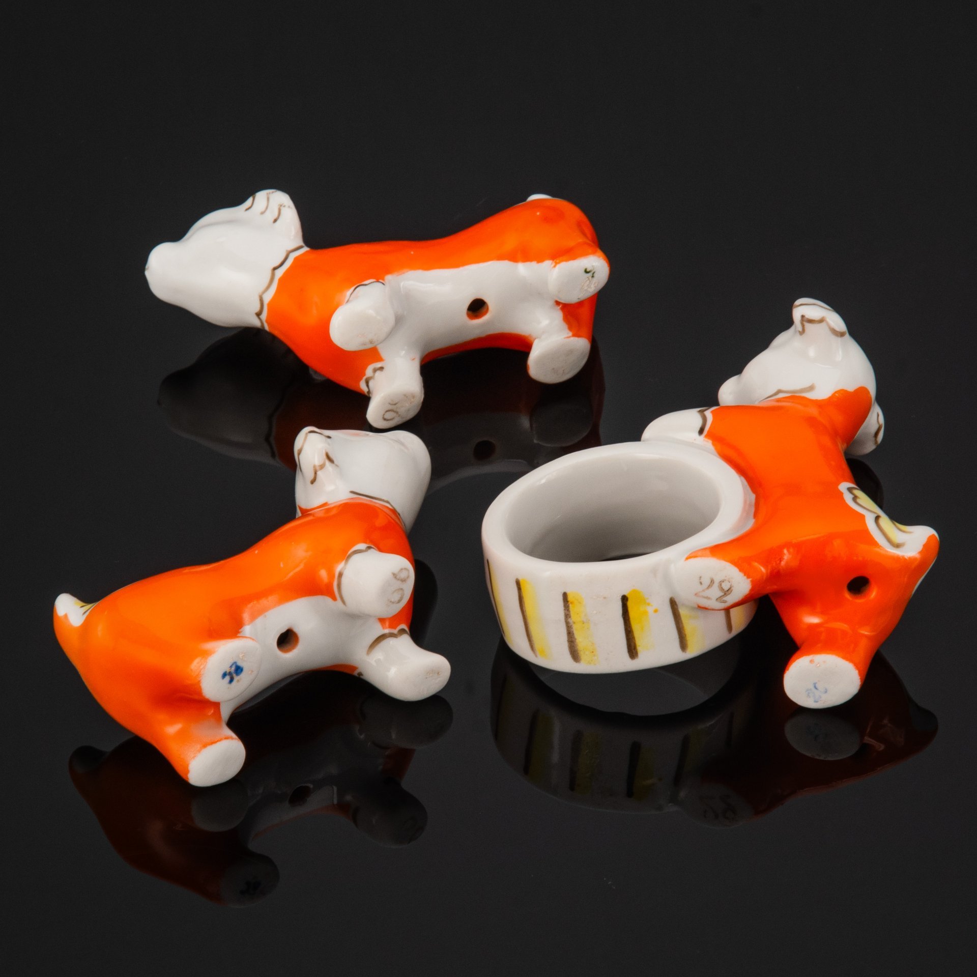 Набор для завтрака "Выступление цирковых собак" (Кольцо для салфеток, две подставки под столовые приборы), автор модели Т.И. Воскресенская, фарфор, роспись, Дулевский фарфоровый завод (Дулёво), СССР, 1960-1970 гг.