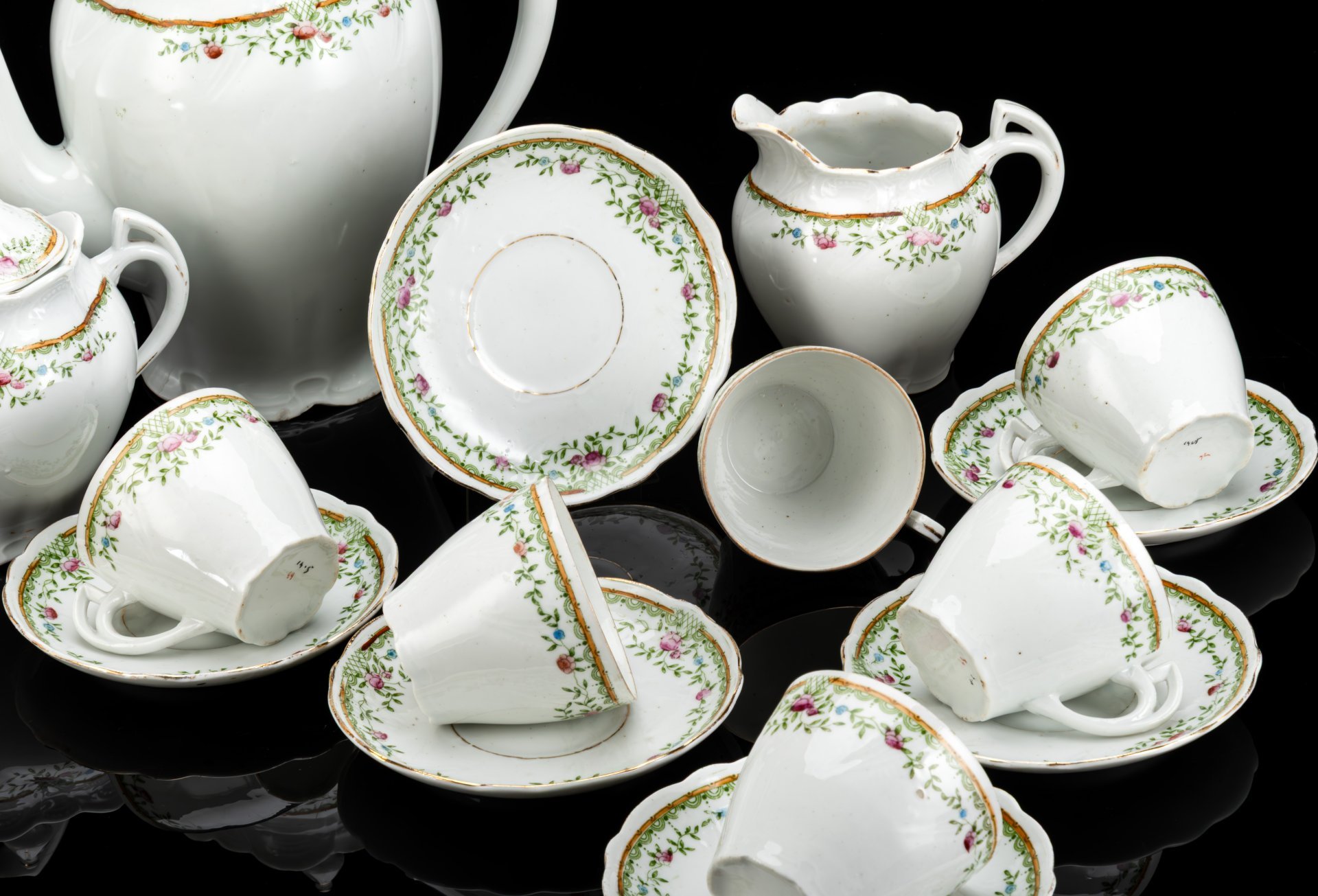 Сервиз чайный на 6 персон (15 предметов) в стиле ар-нуво, фарфор, деколь с подрисовкой, Западная Европа, 1900-1930 гг.