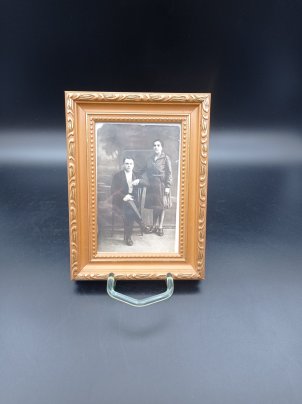 Фотография из семейного архива (ретро) в рамке