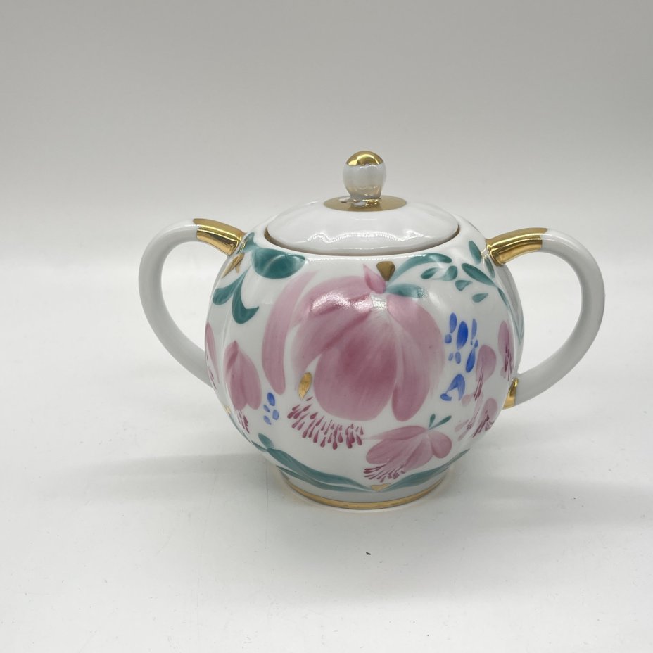 Сахарница с расписным цветочным декором, автор формы "Тюльпан" С.Е. Яковлева, автор рисунка Л.И. Григорьева, фарфор, роспись, Ленинградский фарфоровый завод (ЛФЗ), СССР, 1970-1990 гг.