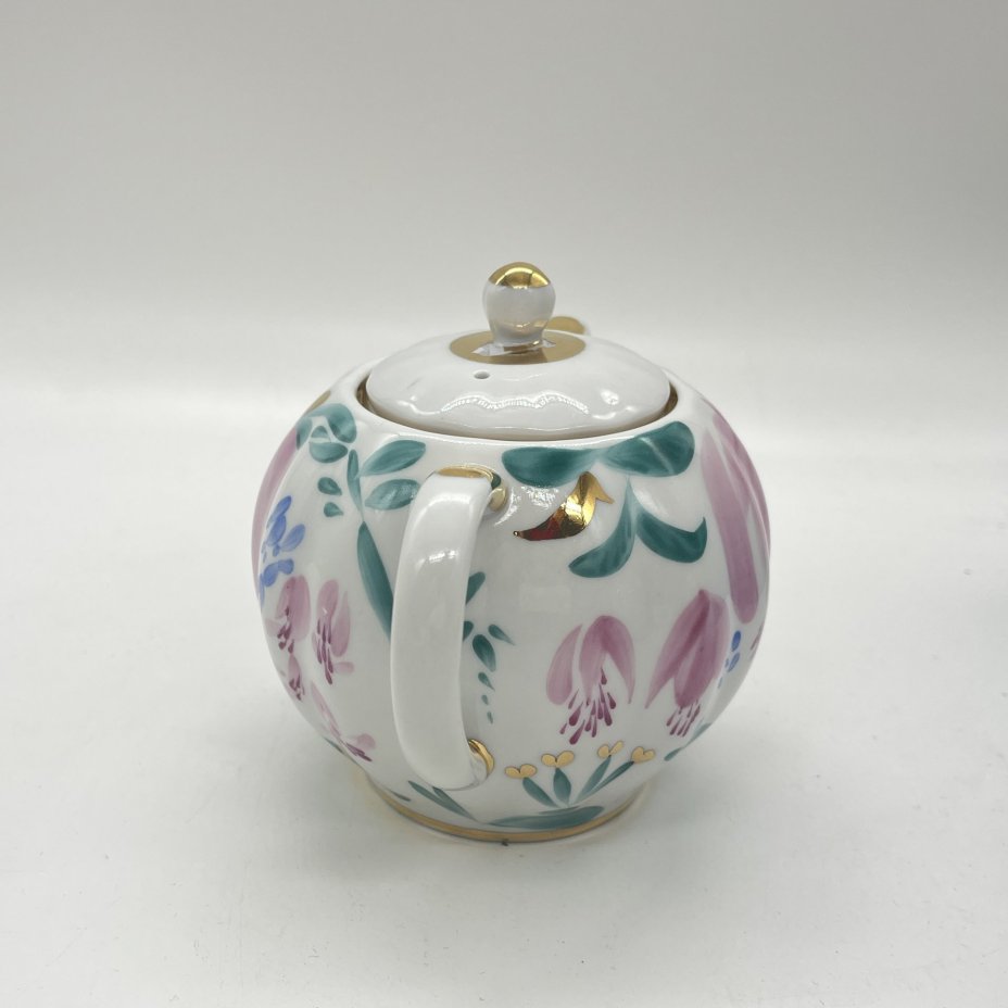 Сахарница с расписным цветочным декором, автор формы "Тюльпан" С.Е. Яковлева, автор рисунка Л.И. Григорьева, фарфор, роспись, Ленинградский фарфоровый завод (ЛФЗ), СССР, 1970-1990 гг.