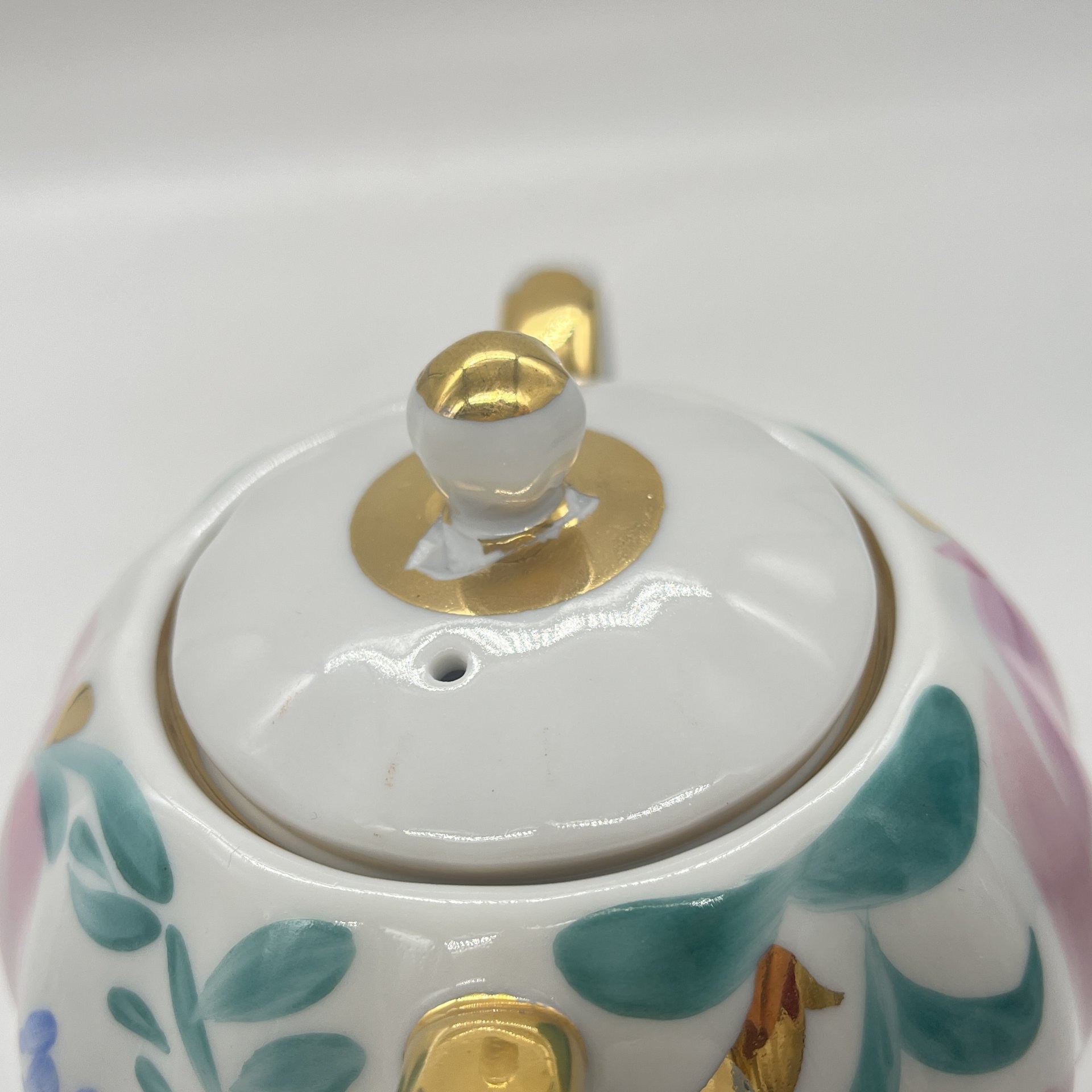 Сахарница с расписным цветочным декором, автор формы "Тюльпан" С.Е. Яковлева, автор рисунка Л.И. Григорьева, фарфор, роспись, Ленинградский фарфоровый завод (ЛФЗ), СССР, 1970-1990 гг.