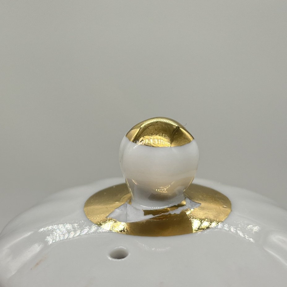 Сахарница с расписным цветочным декором, автор формы "Тюльпан" С.Е. Яковлева, автор рисунка Л.И. Григорьева, фарфор, роспись, Ленинградский фарфоровый завод (ЛФЗ), СССР, 1970-1990 гг.