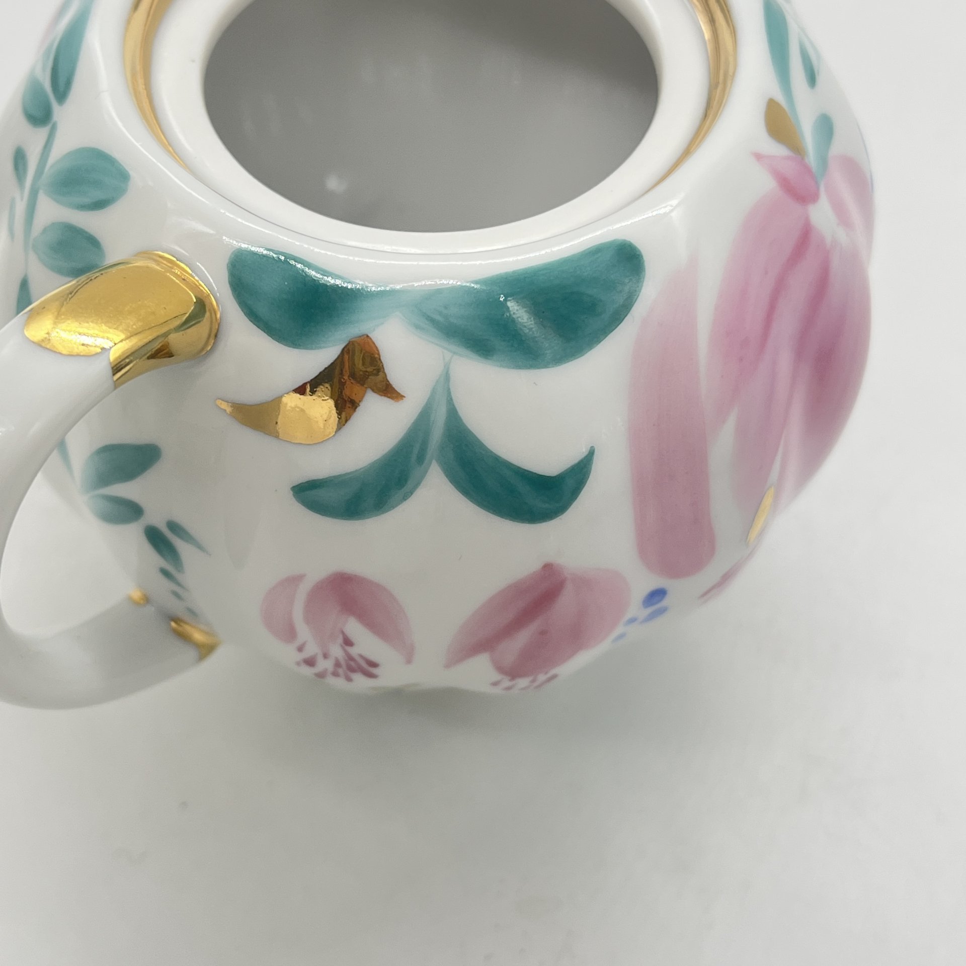 Сахарница с расписным цветочным декором, автор формы "Тюльпан" С.Е. Яковлева, автор рисунка Л.И. Григорьева, фарфор, роспись, Ленинградский фарфоровый завод (ЛФЗ), СССР, 1970-1990 гг.