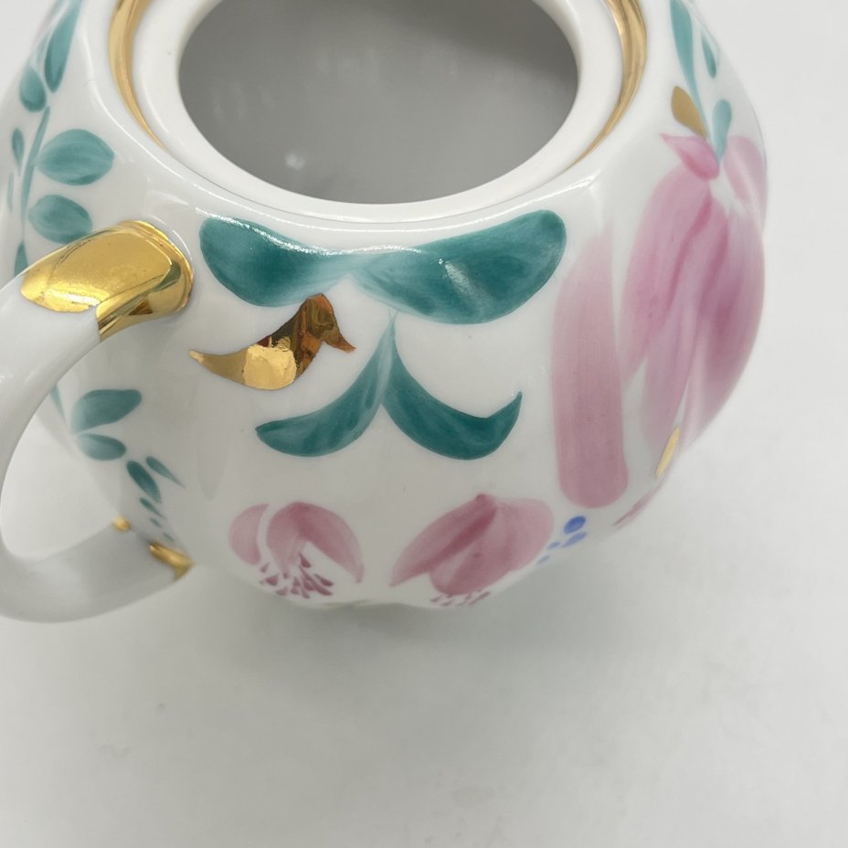 Сахарница с расписным цветочным декором, автор формы "Тюльпан" С.Е. Яковлева, автор рисунка Л.И. Григорьева, фарфор, роспись, Ленинградский фарфоровый завод (ЛФЗ), СССР, 1970-1990 гг.