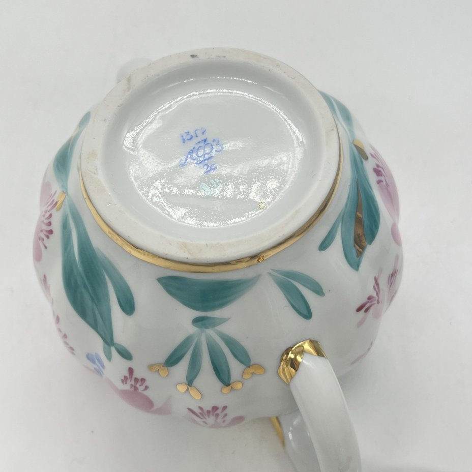 Сахарница с расписным цветочным декором, автор формы "Тюльпан" С.Е. Яковлева, автор рисунка Л.И. Григорьева, фарфор, роспись, Ленинградский фарфоровый завод (ЛФЗ), СССР, 1970-1990 гг.