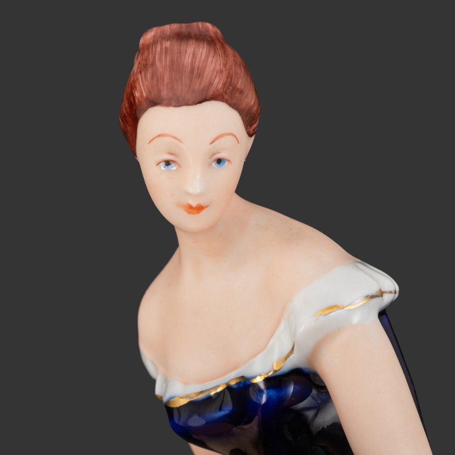 Статуэтка "Девушка с голубями"