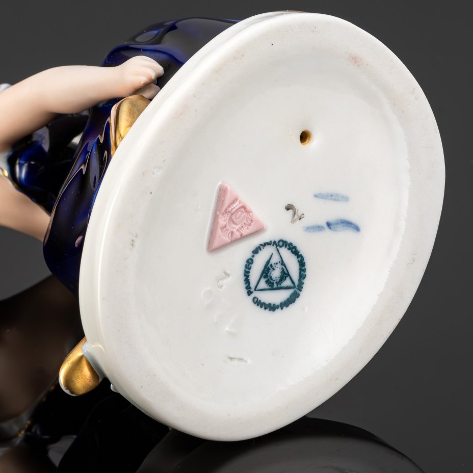 Статуэтка "Девушка с голубями"