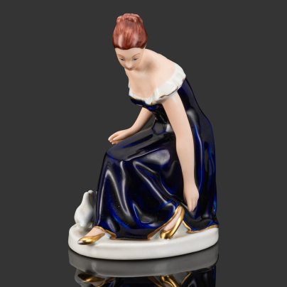 Статуэтка "Девушка с голубями", Royal Dux