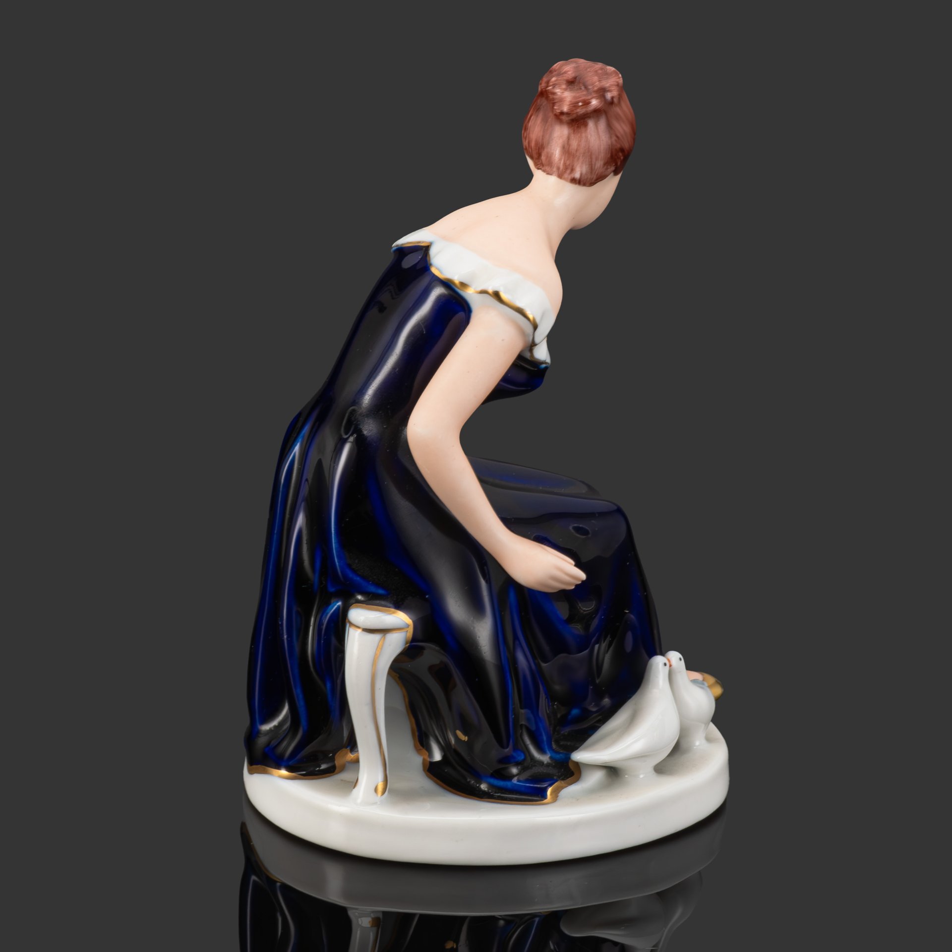 Статуэтка "Девушка с голубями", Royal Dux