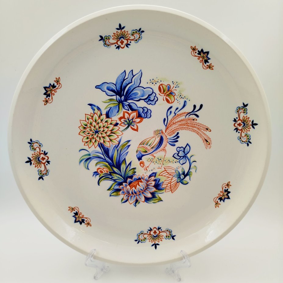Блюдо круглой формы, украшенное изображением экзотических цветов и птиц, фаянс, деколь, Boch Freres Keramis, Бельгия, 1950-1970 гг.