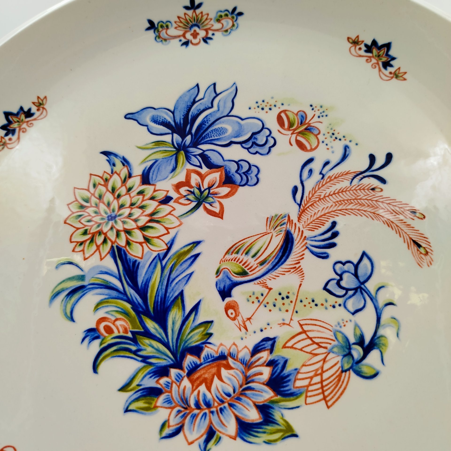 Блюдо круглой формы, украшенное изображением экзотических цветов и птиц, фаянс, деколь, Boch Freres Keramis, Бельгия, 1950-1970 гг.