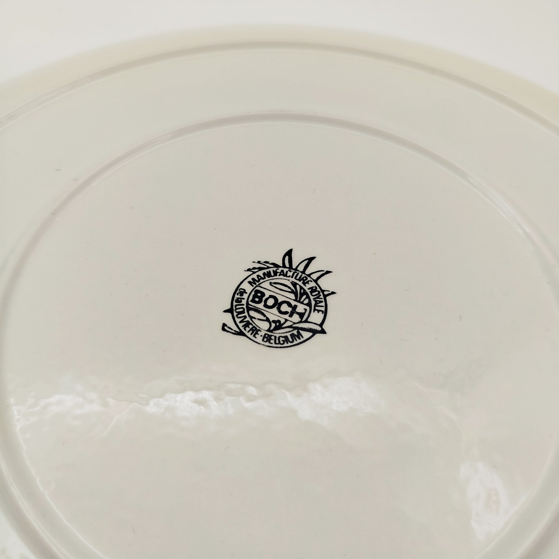 Блюдо круглой формы, украшенное изображением экзотических цветов и птиц, фаянс, деколь, Boch Freres Keramis, Бельгия, 1950-1970 гг.