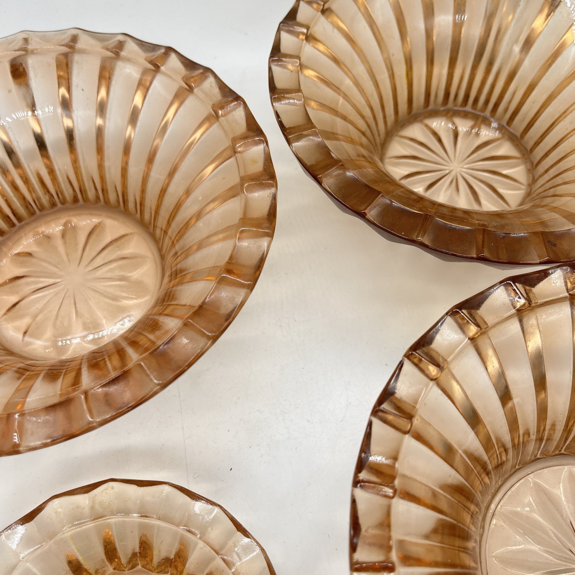 Набор из 4 вазочек для варенья с резным геометрическим декором (подбор), цветное стекло, СССР, 1950-1980 гг.