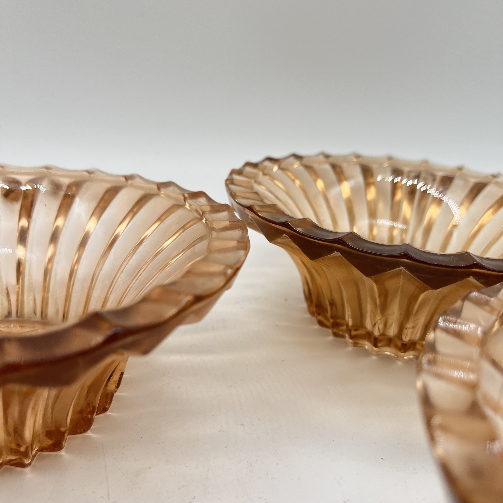 Набор из 4 вазочек для варенья с резным геометрическим декором (подбор), цветное стекло, СССР, 1950-1980 гг.