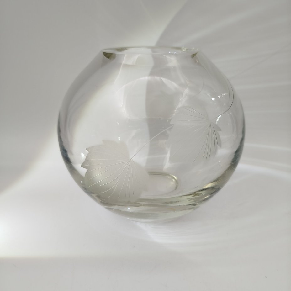 Ваза круглой формы, стекло, резьба, СССР, 1970-1990 гг.