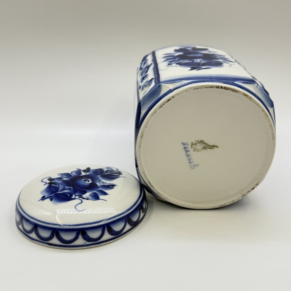 Банка (ёмкость для хранения сыпучих продуктов), украшенная цветочным декором, фарфор, роспись, Гжельский фарфоровый завод, Россия, 1991-2010 гг.