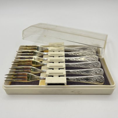 Набор из шести десертных вилок с растительным декором в оригинальной коробке, Эчмиадзинский завод бытовых металлических изделий, мНЦ (медь-никель-цинк), пластик, СССР, 1970-1990 гг.