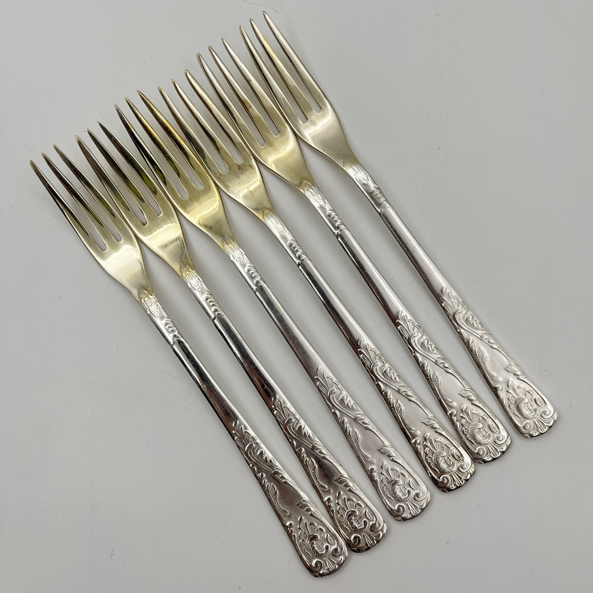 Набор из шести десертных вилок с растительным декором в оригинальной коробке, Эчмиадзинский завод бытовых металлических изделий, мНЦ (медь-никель-цинк), пластик, СССР, 1970-1990 гг.