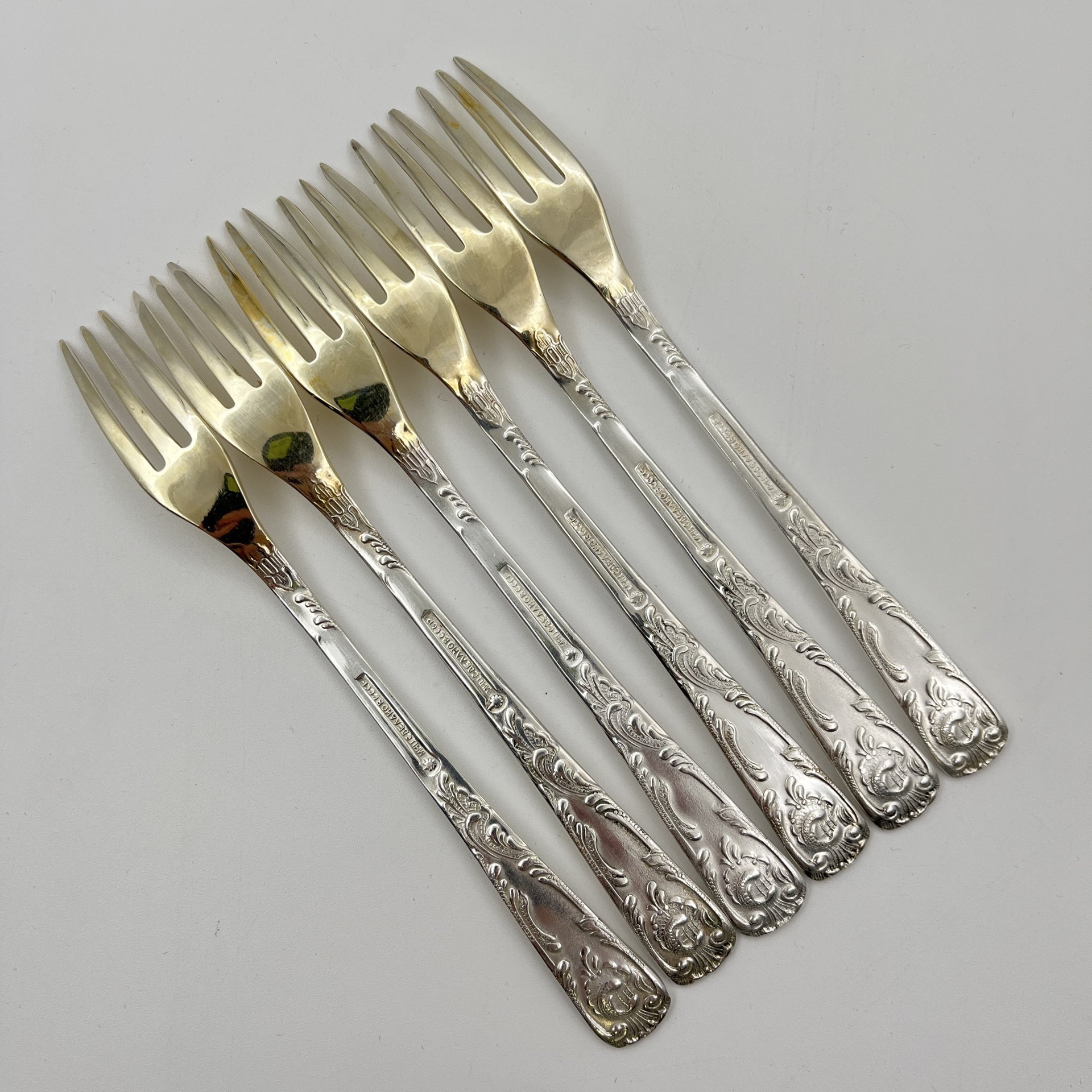 Набор из шести десертных вилок с растительным декором в оригинальной коробке, Эчмиадзинский завод бытовых металлических изделий, мНЦ (медь-никель-цинк), пластик, СССР, 1970-1990 гг.