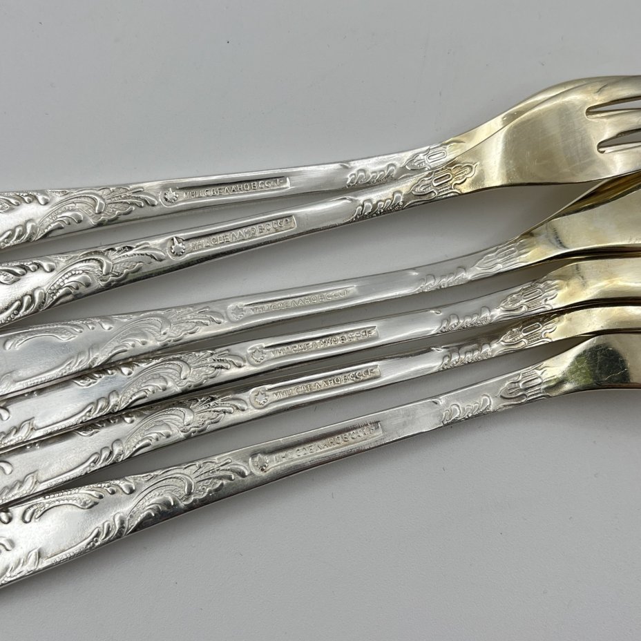 Набор из шести десертных вилок с растительным декором в оригинальной коробке, Эчмиадзинский завод бытовых металлических изделий, мНЦ (медь-никель-цинк), пластик, СССР, 1970-1990 гг.