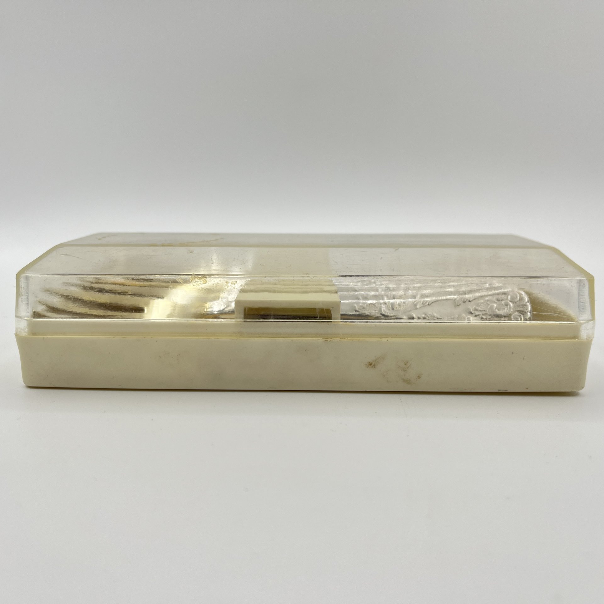 Набор из шести десертных вилок с растительным декором в оригинальной коробке, Эчмиадзинский завод бытовых металлических изделий, мНЦ (медь-никель-цинк), пластик, СССР, 1970-1990 гг.