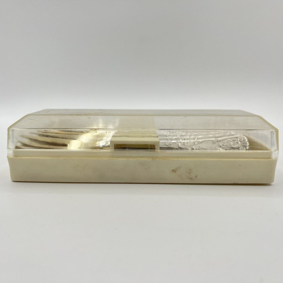 Набор из шести десертных вилок с растительным декором в оригинальной коробке, Эчмиадзинский завод бытовых металлических изделий, мНЦ (медь-никель-цинк), пластик, СССР, 1970-1990 гг.