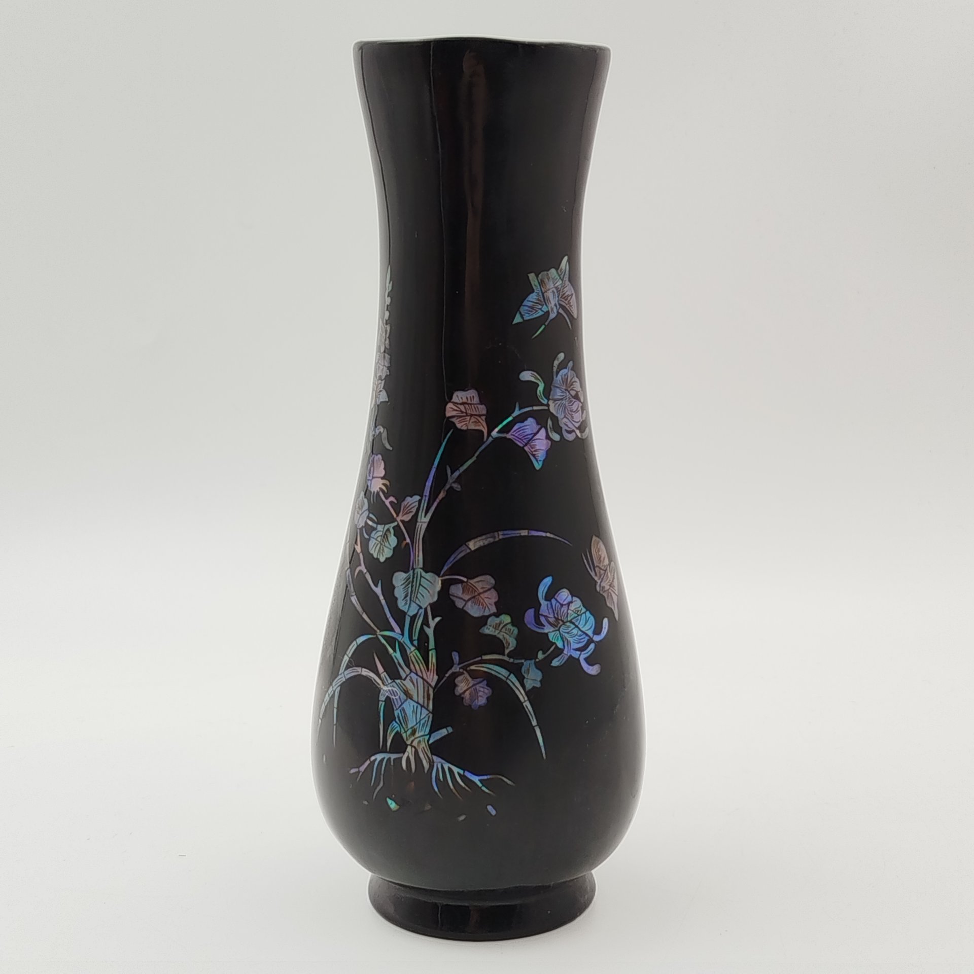 Ваза с растительным декором в восточном стиле