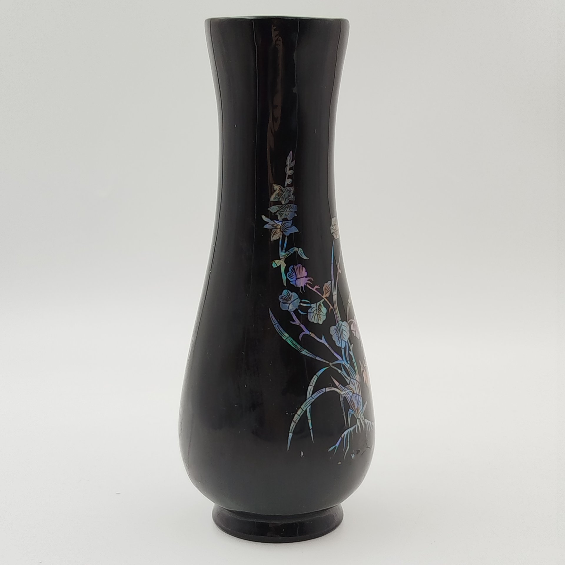 Ваза с растительным декором в восточном стиле