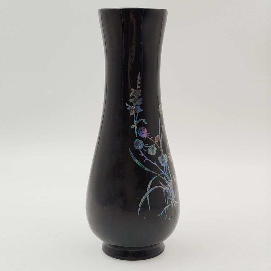 Ваза с растительным декором в восточном стиле