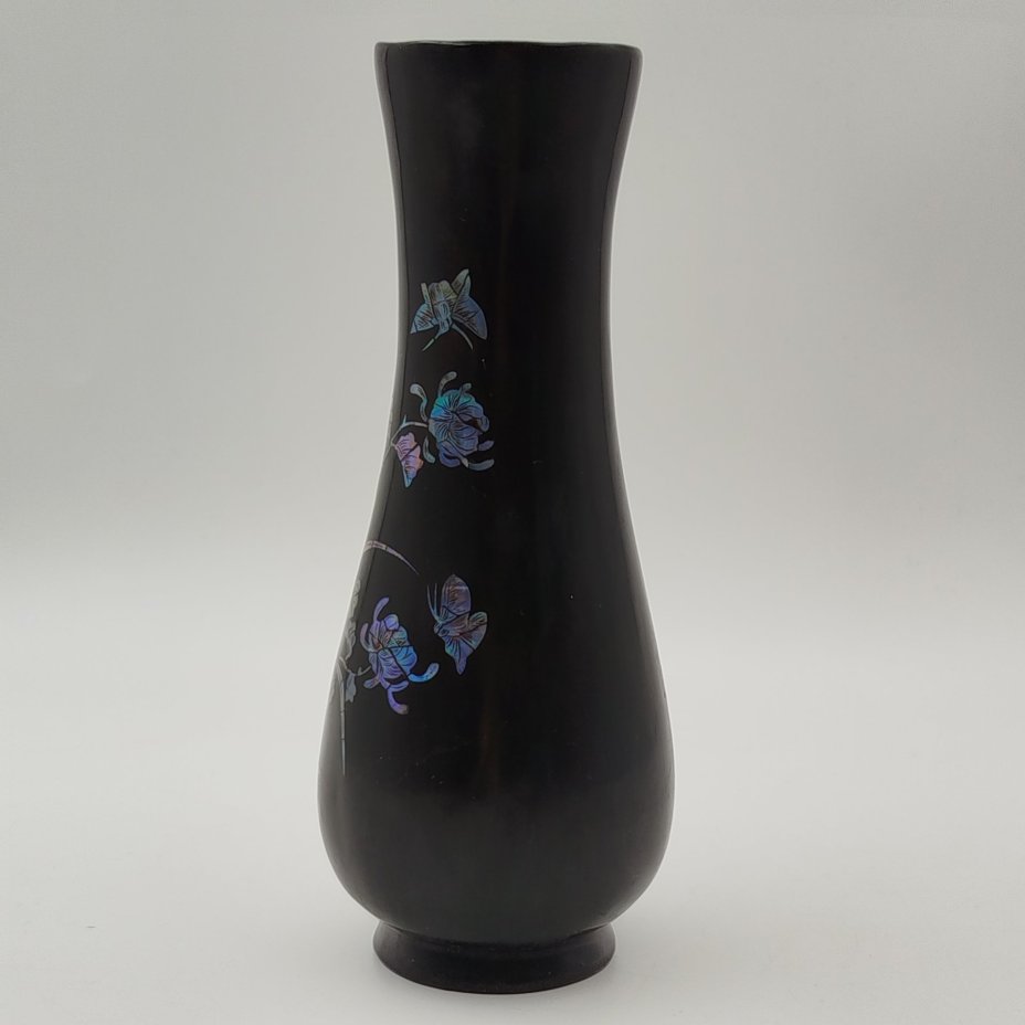 Ваза с растительным декором в восточном стиле