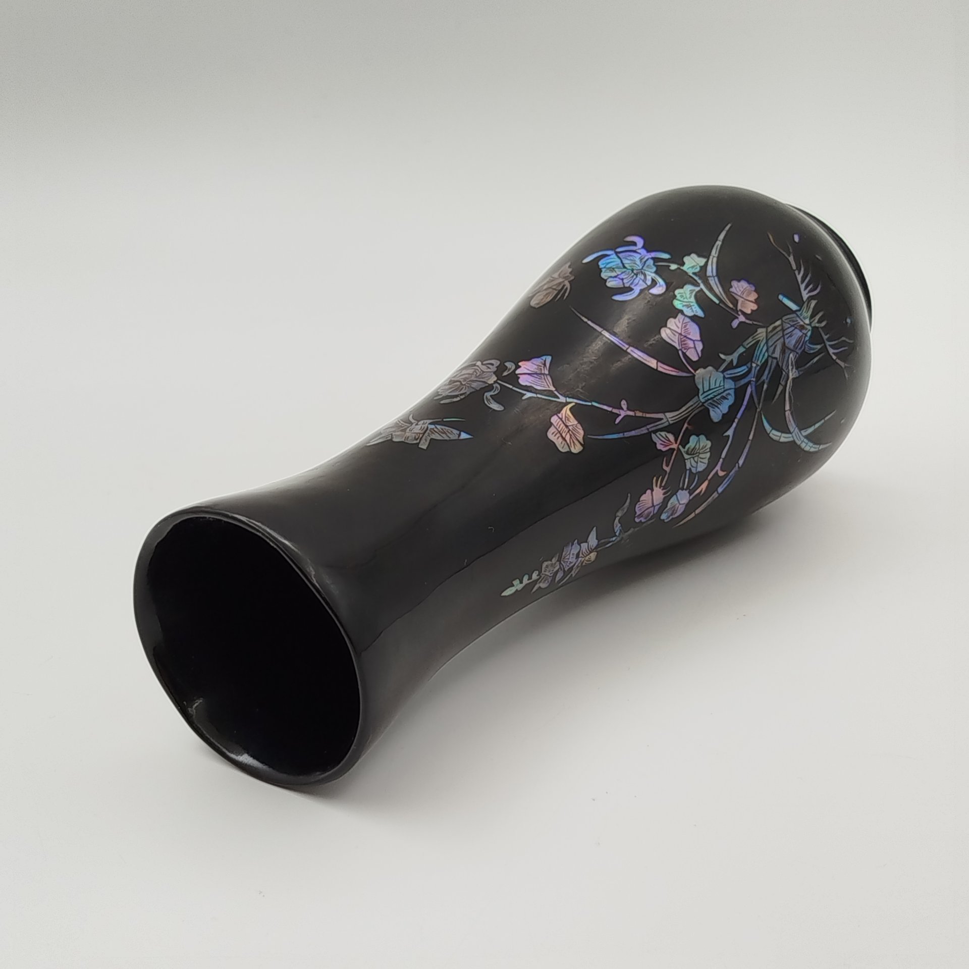 Ваза с растительным декором в восточном стиле