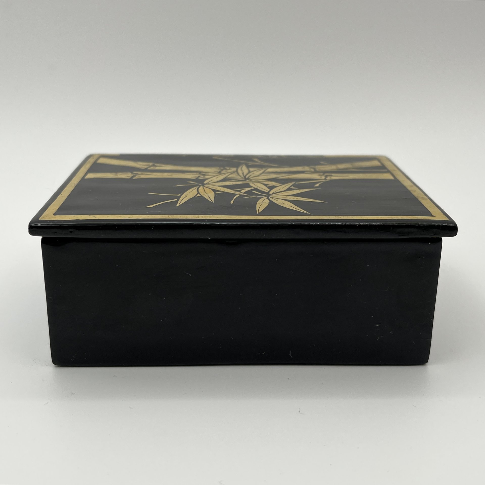 Шкатулка миниатюрная, украшенная изображением бамбука